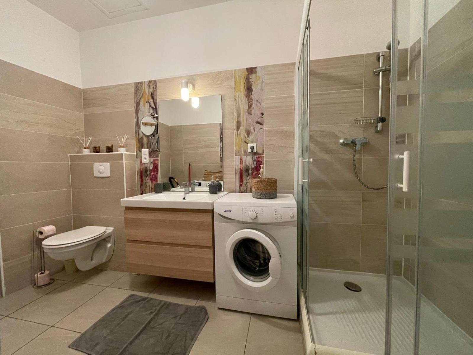 Joli Appartement Hypercentre T2, Classe Meuble De Tourisme 3 Avec Parking Gratuit Beziers Exterior photo