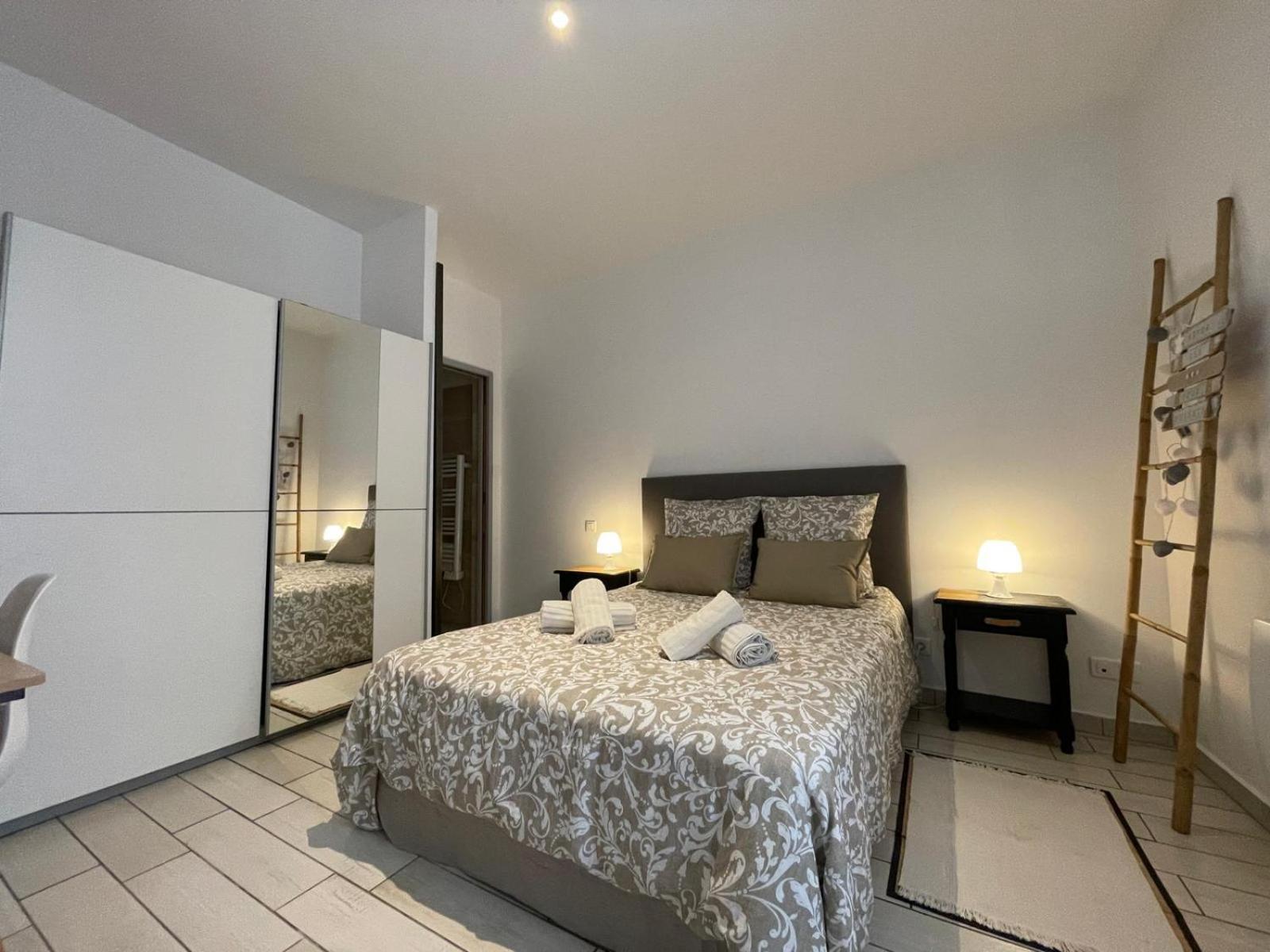 Joli Appartement Hypercentre T2, Classe Meuble De Tourisme 3 Avec Parking Gratuit Beziers Exterior photo