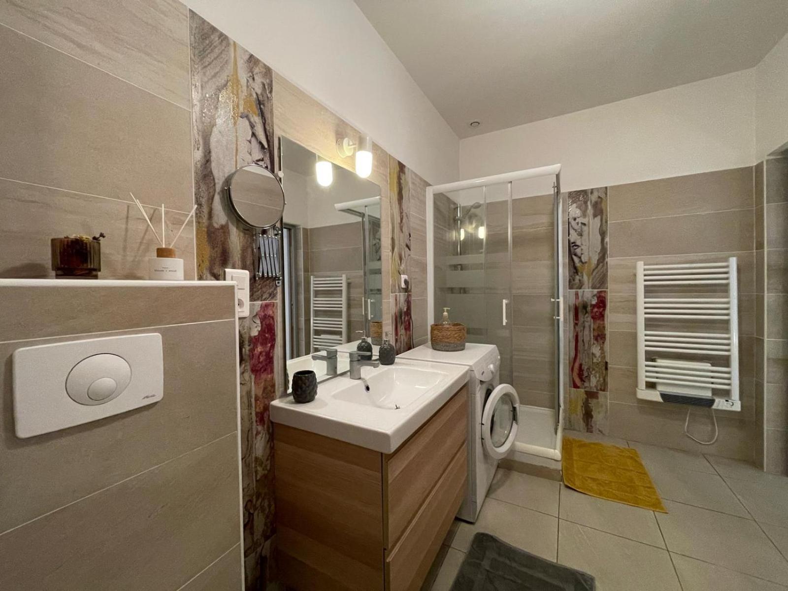 Joli Appartement Hypercentre T2, Classe Meuble De Tourisme 3 Avec Parking Gratuit Beziers Exterior photo